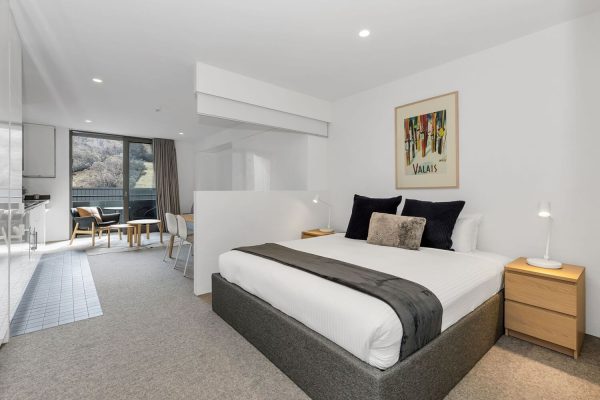 Studio Apartment – Squatters Run 26