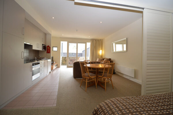 Studio Apartment – Squatters Run 1