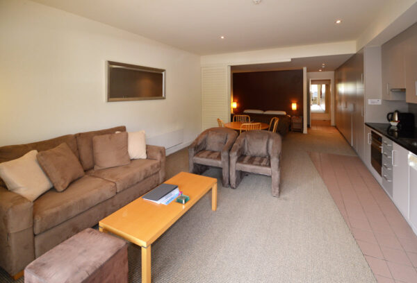 Studio Apartment – Squatters Run 1